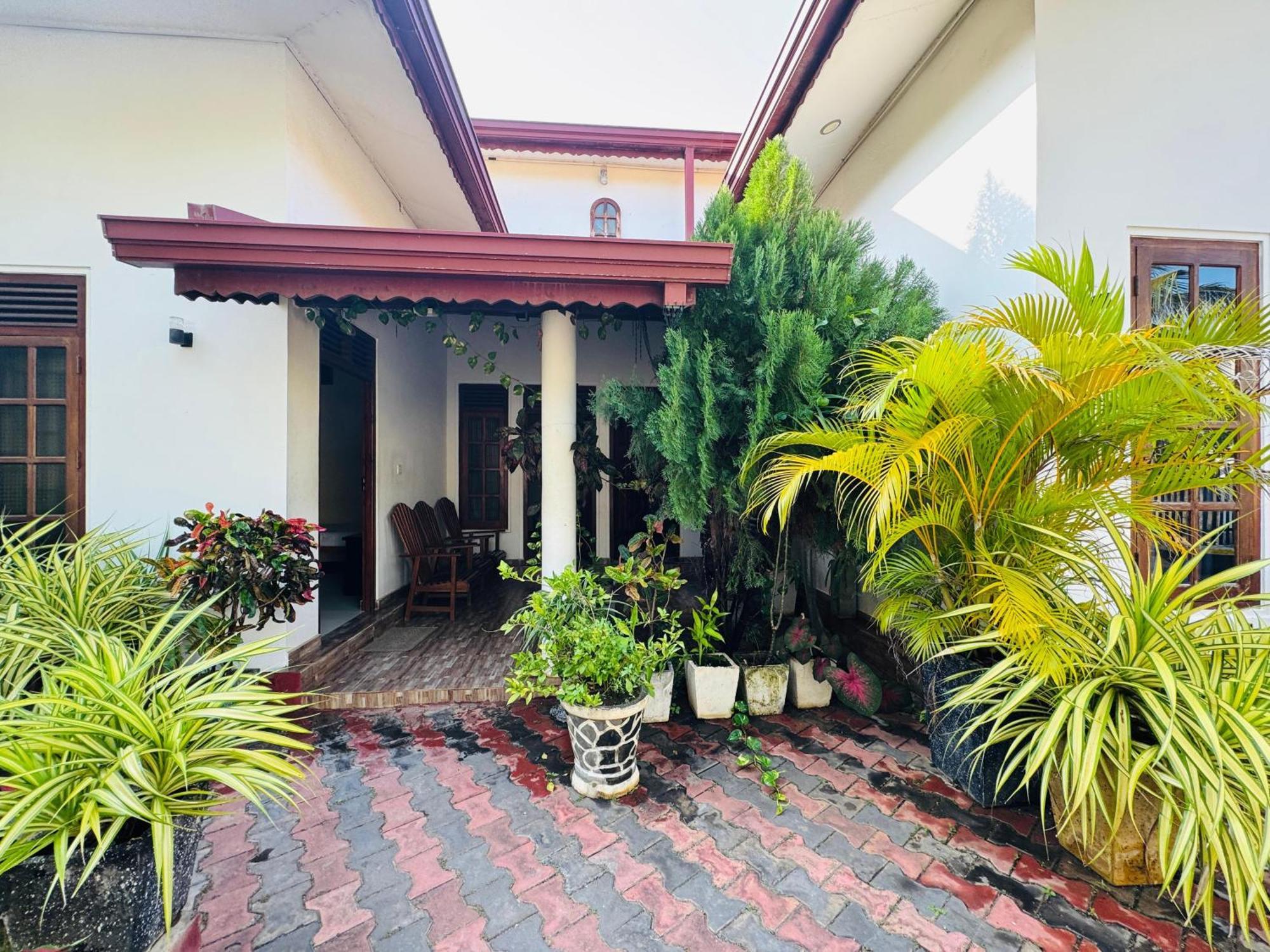 Aa Inn Trincomalee Bagian luar foto
