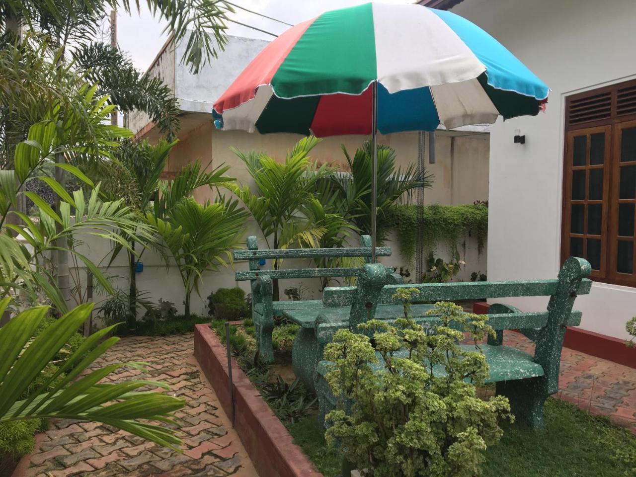 Aa Inn Trincomalee Bagian luar foto